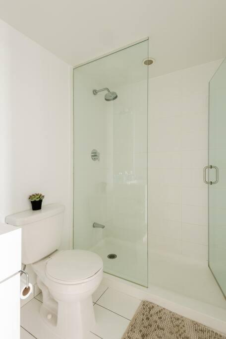 Stylish Downtown Lakeview Condo - One Free Parking Toronto Exteriér fotografie