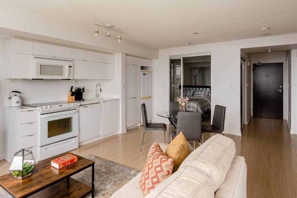 Stylish Downtown Lakeview Condo - One Free Parking Toronto Exteriér fotografie