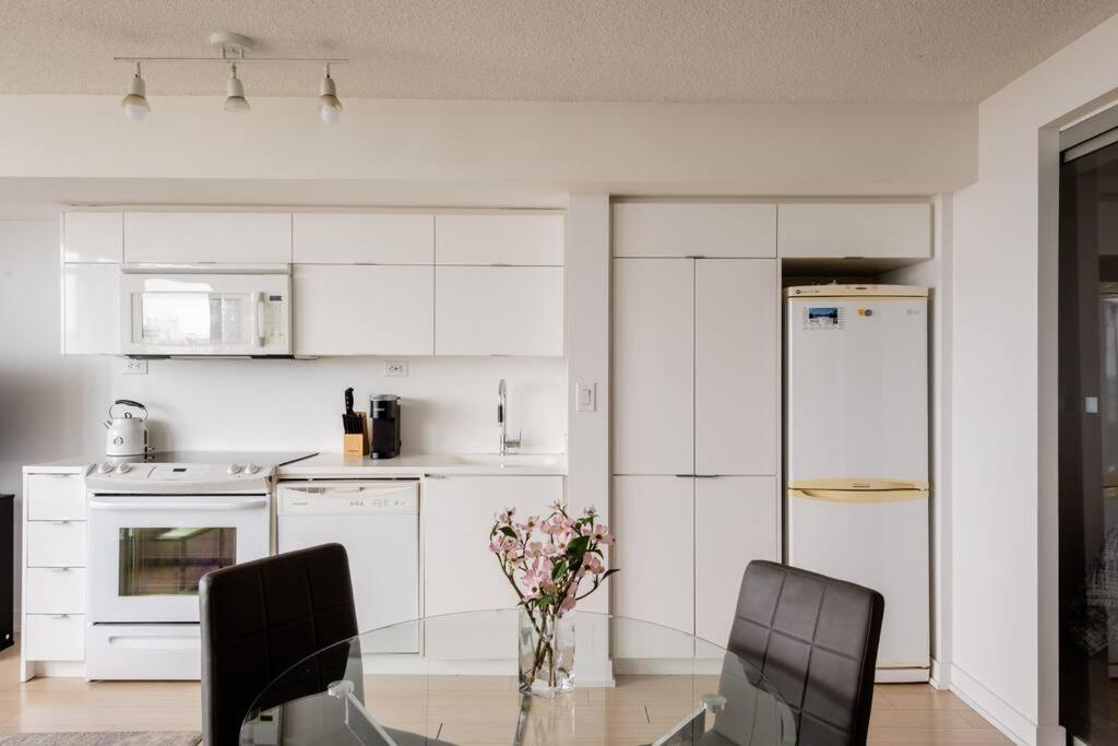 Stylish Downtown Lakeview Condo - One Free Parking Toronto Exteriér fotografie