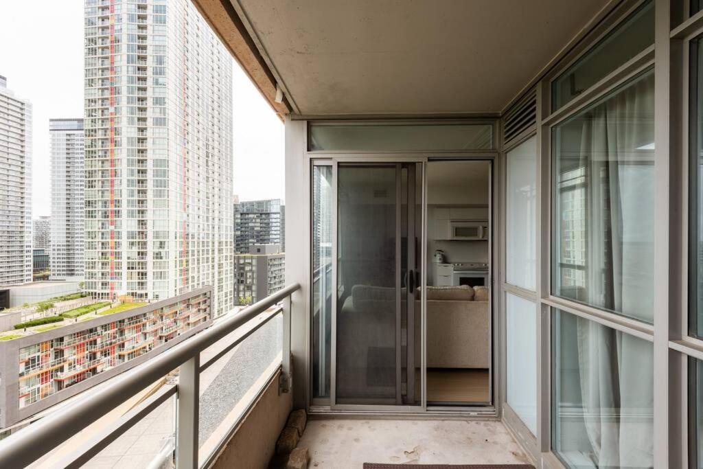 Stylish Downtown Lakeview Condo - One Free Parking Toronto Exteriér fotografie